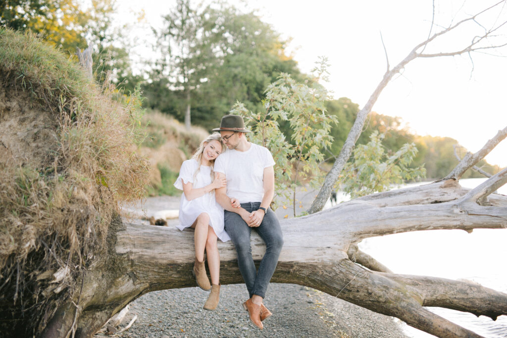 10 Easy, Romantic & Fun Poses for Your Engagement Photos